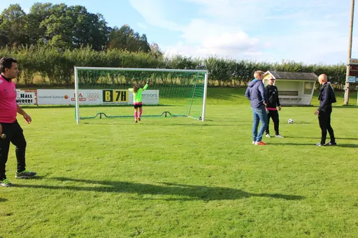 Bild 1 Chefstränaren spanar Bild 2 Okänd domare i grön trång juniortröja Bild 3 Fotograf och assisterande tränare "Skuggan" Bild 4 Taktiksnack inför match mot HUS IF