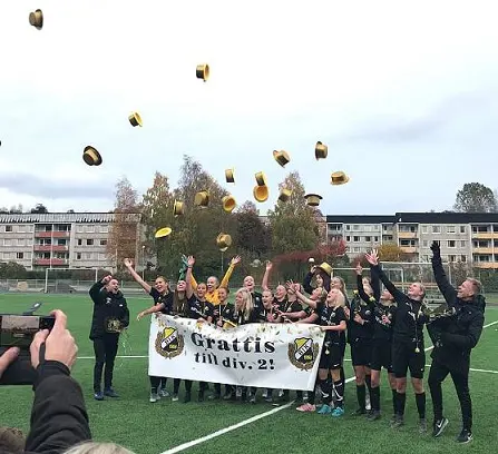 Glada tjejer och tränare när det blev klart att laget klarade att kvala till Div.II