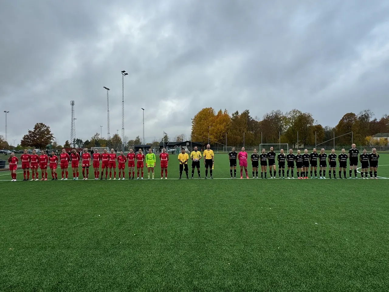 Falköpings KIK och vårt tjejlag uppställda inför matchstart