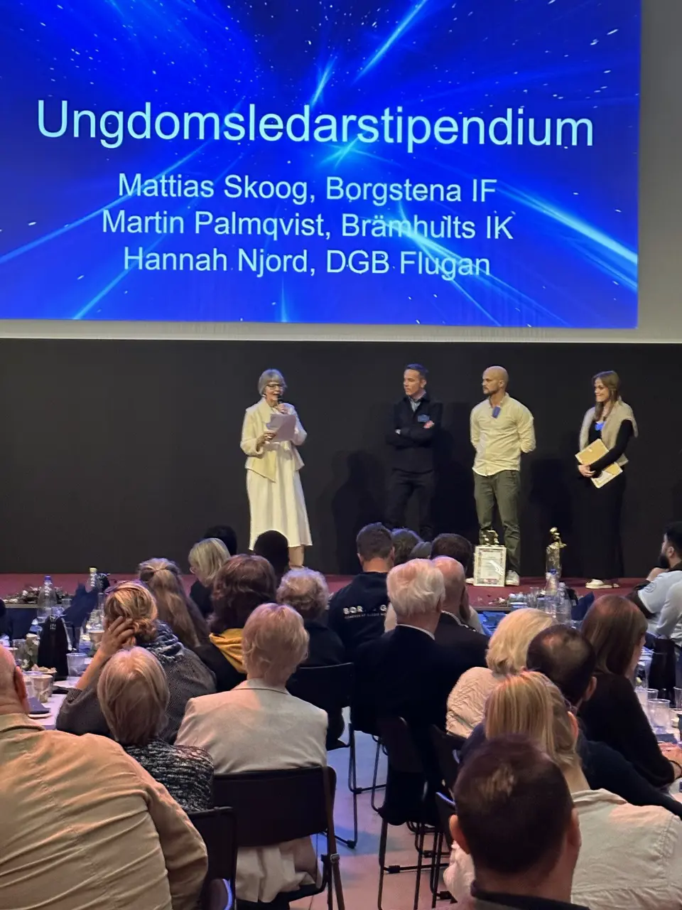 Martin erhåller ungdomsledare stipendium på föreningsgalan den 16:e november
