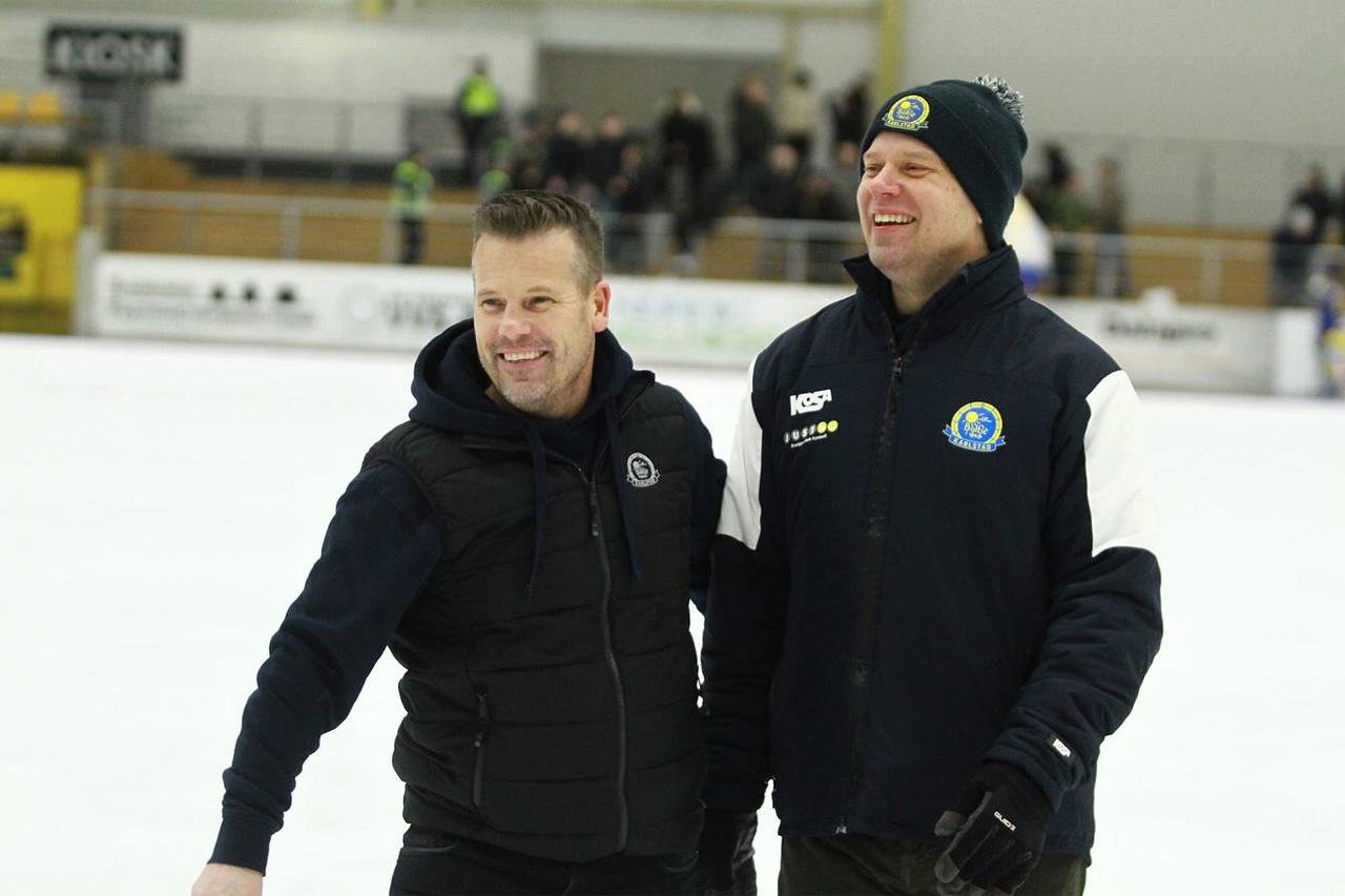 Jesper Bryngelsson (till vänster) stannar kvar som huvudtränare.
