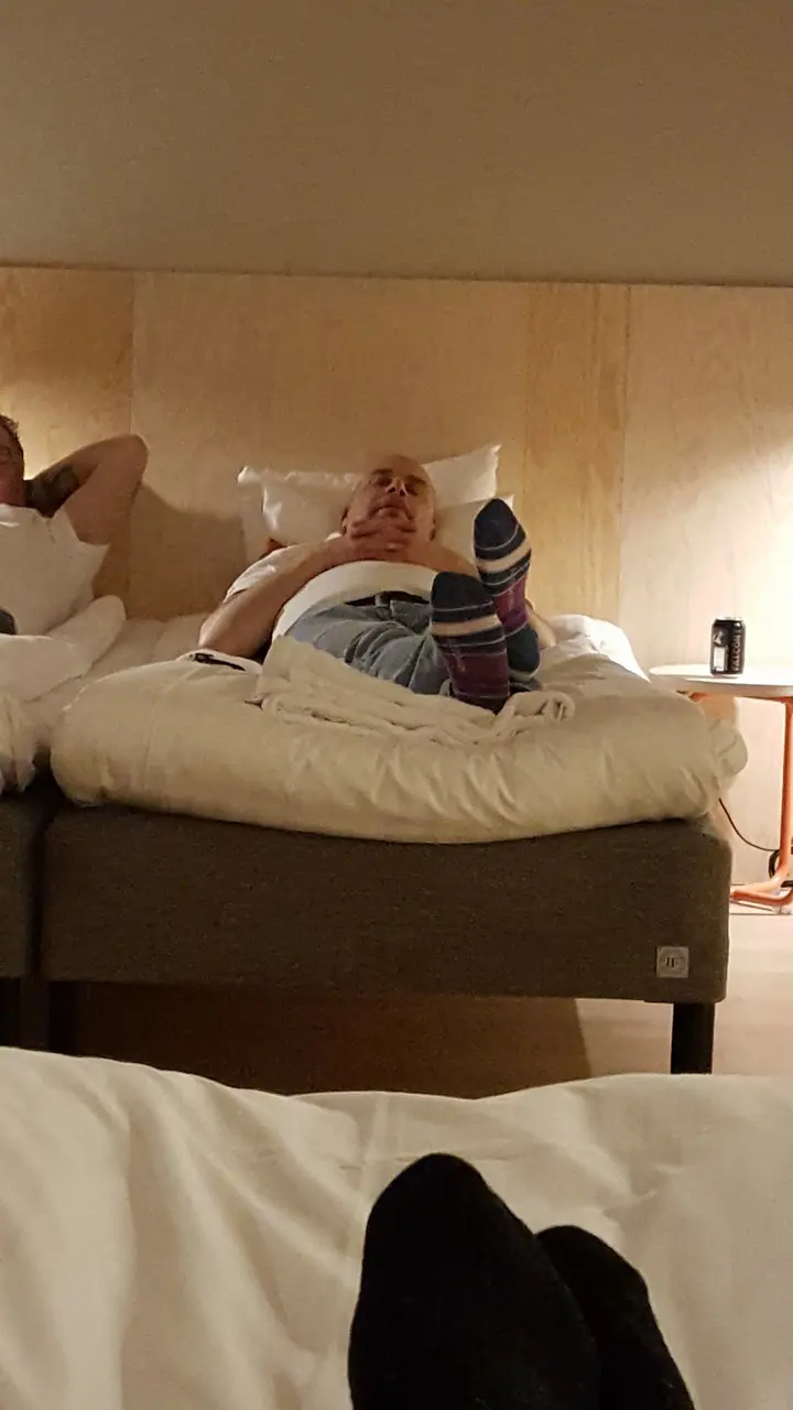 Henke i aktion under yoga-lektionen, i en position kallad "plockepinn".