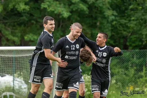 Blad klappas om efter ett mål mot Tanums IF 2019.