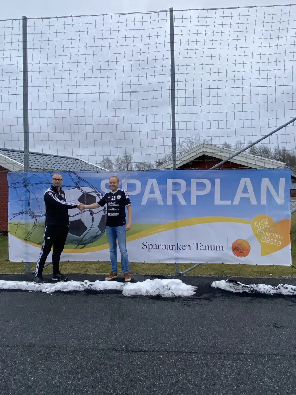 Ett handslag för det nya sponsoravtalet mellan Henrik Carlsson marknadschef Sparbanken Tanum och Kristofer Eriksson sponsringsansvarig Svarteborg FK.