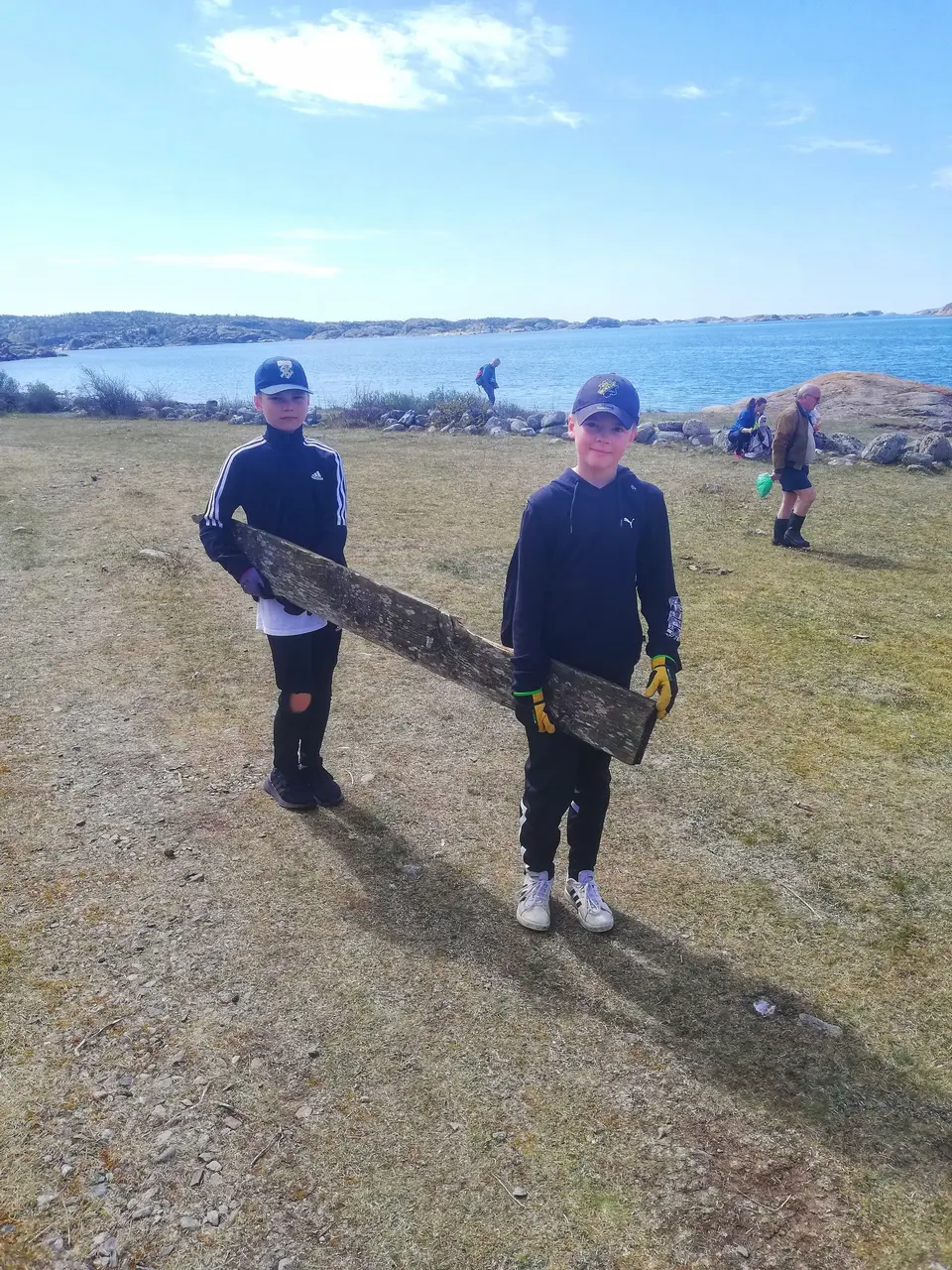 Vilmer och Leon 2 st av många Svarteborgare som hjälpte till med strandstädningen på Veddö