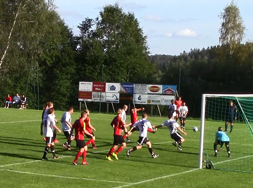 Kevin Kallin reducerar till 1-1 på frispark.
