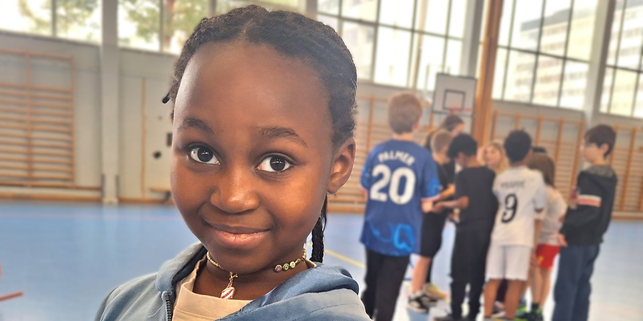 Fatoumatta, en av barnen från lägret som idag tränar friidrott med oss.