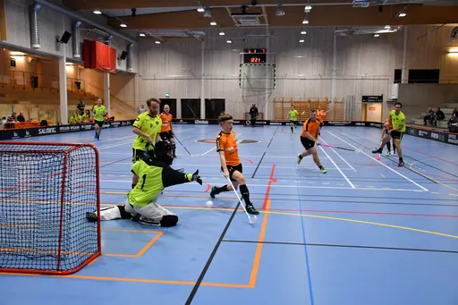 Seger med 9-8 och säsongens första trepoängare!