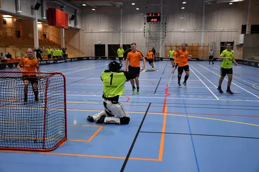 Seger med 9-8 och säsongens första trepoängare!