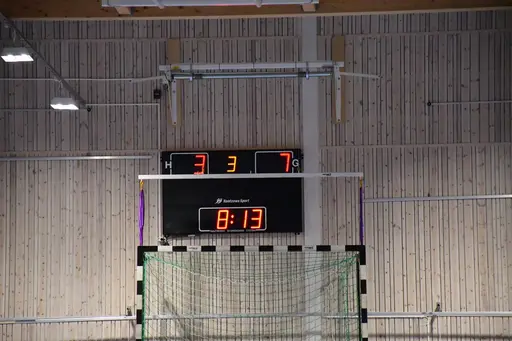 Seger med 9-8 och säsongens första trepoängare!
