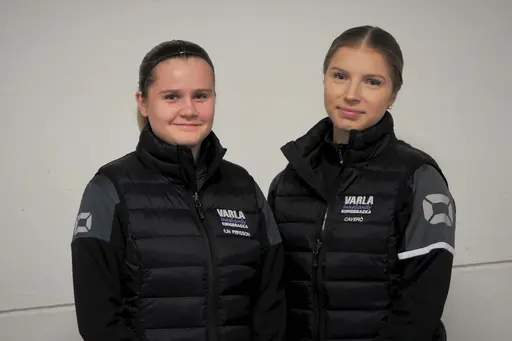 Damlagets Isabella Ilin Persson och Ebba Caverö