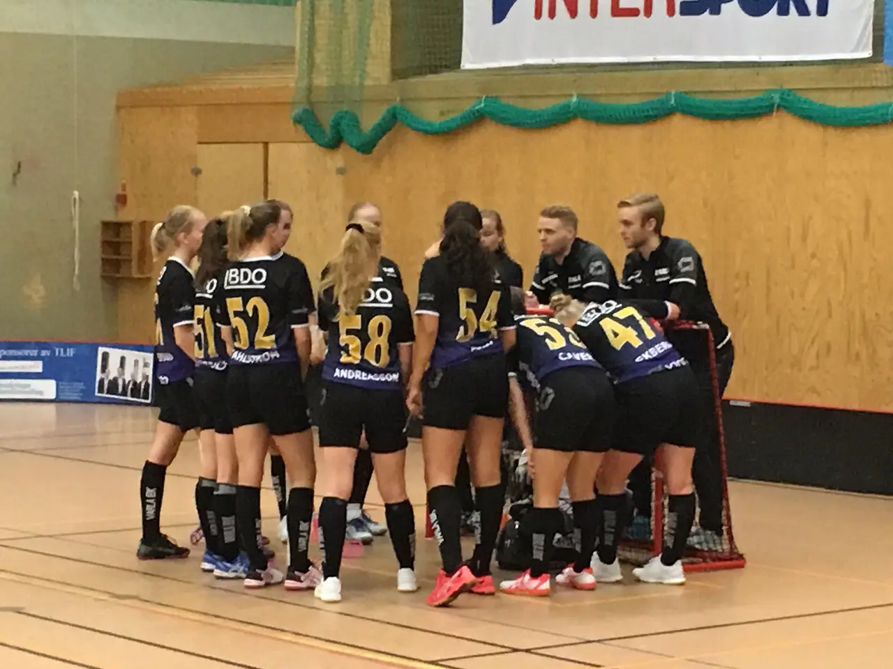 Samling framför målet innan matchstart.