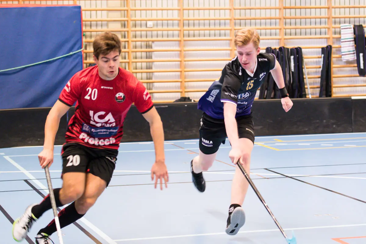 #15 Jacob Christoffersson i en duell i matchen mot Lönsboda. Foto: Daniel Sannerholm