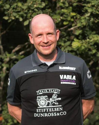 Vänster bild: Joakim Öberg. Höger bild: Martin Caverö, damlaget, Jokim Öberg, damlaget, Johan Manning, ordförande och Henrik Jansson, damlaget.
