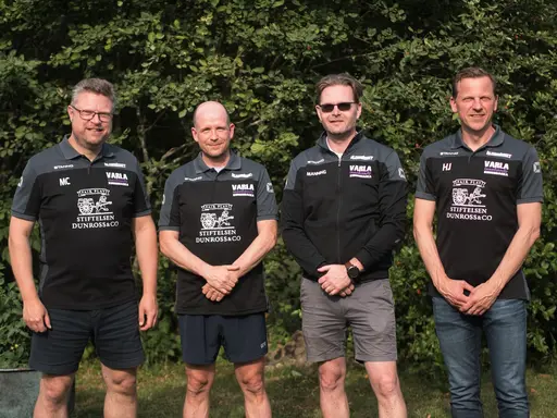 Vänster bild: Joakim Öberg. Höger bild: Martin Caverö, damlaget, Jokim Öberg, damlaget, Johan Manning, ordförande och Henrik Jansson, damlaget.