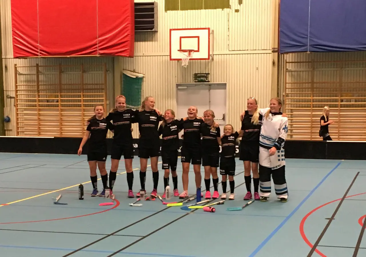 Vinnande laget Piraterna bestående av Julia Börjesson, Stina Åstedt, Sofie Rosén, Mathilda Hahne, Ellinor Jacobsson, Agnes Sjöström, Hilla Johansen Lilja, Greta Gustafsson och Wilma Hansson