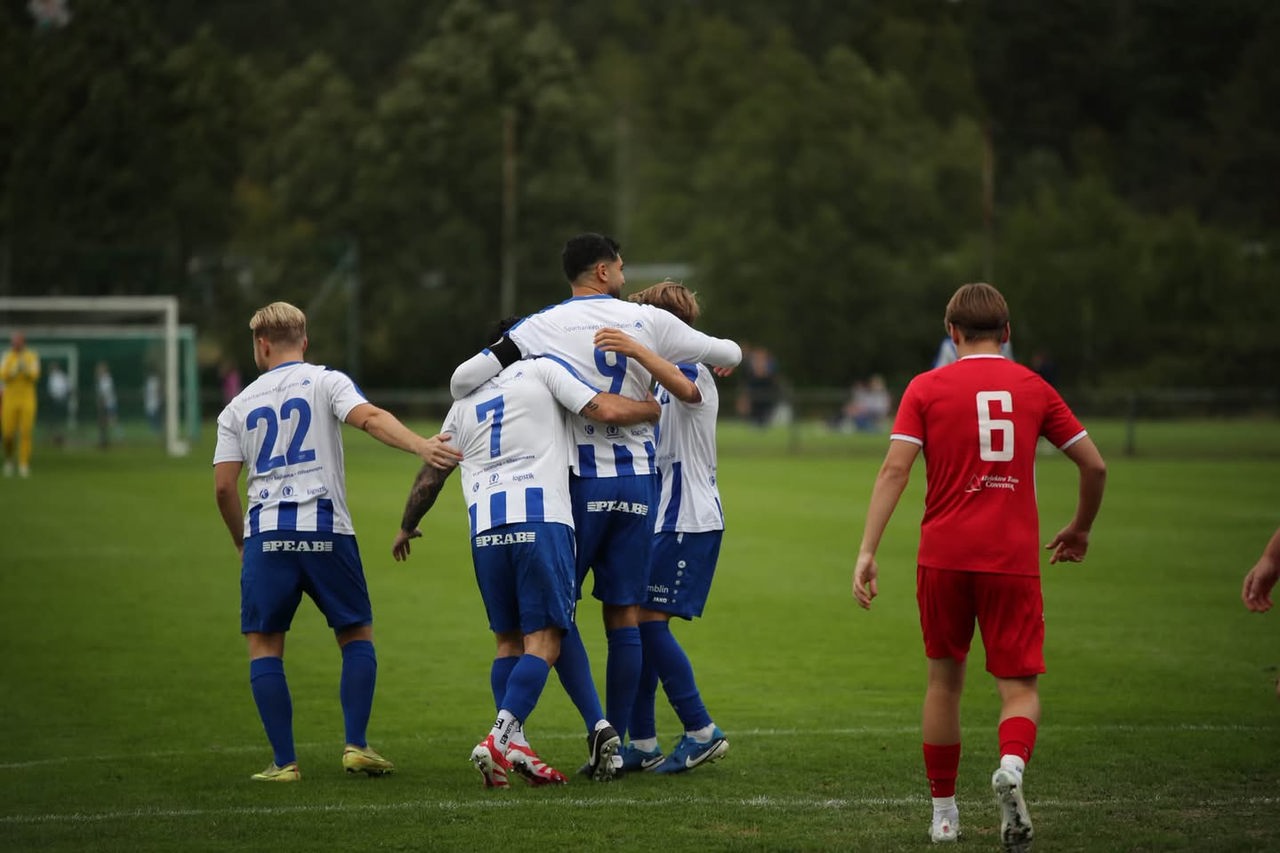 City firar Alex "Bibo" Salims 1-0 mål.
