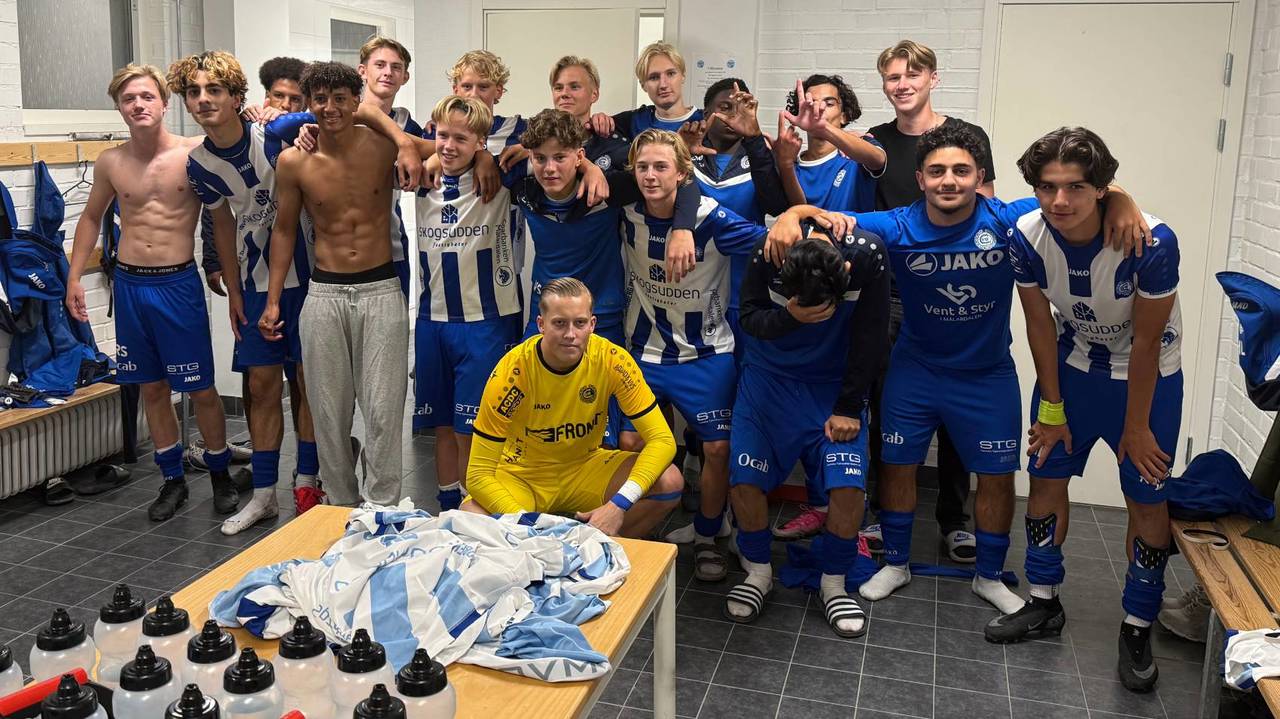 Cityjubel i omklädningsrummet efter att Randigt utklassat Syrianska FC med 9-0 i DM-semin och säkrat en plats i P17 division 1 2027.