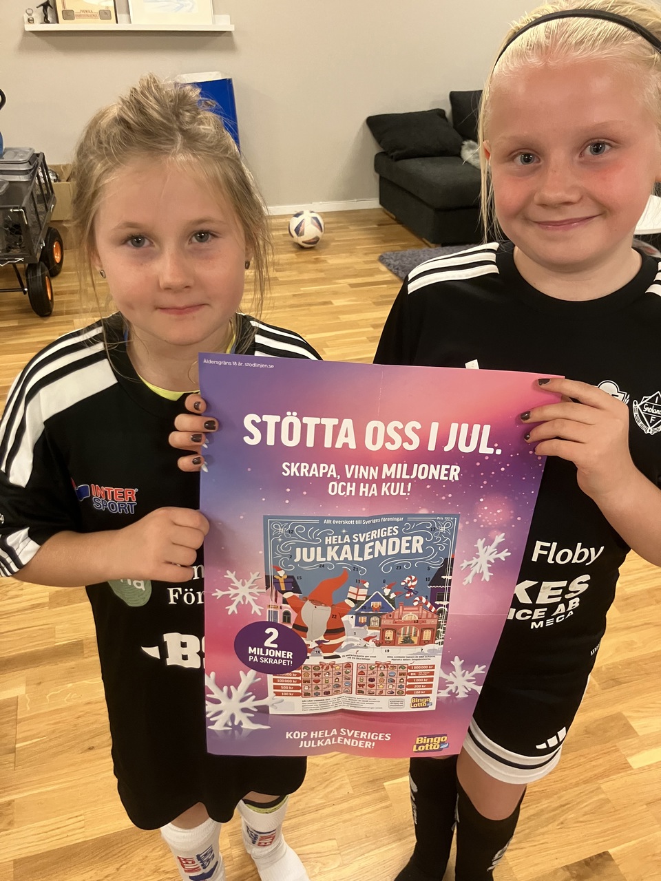 "Välkommen att köpa vår julkalender och stötta vår verksamhet", uppmanar Karin Eliasson och Noelle Bolund från F10.