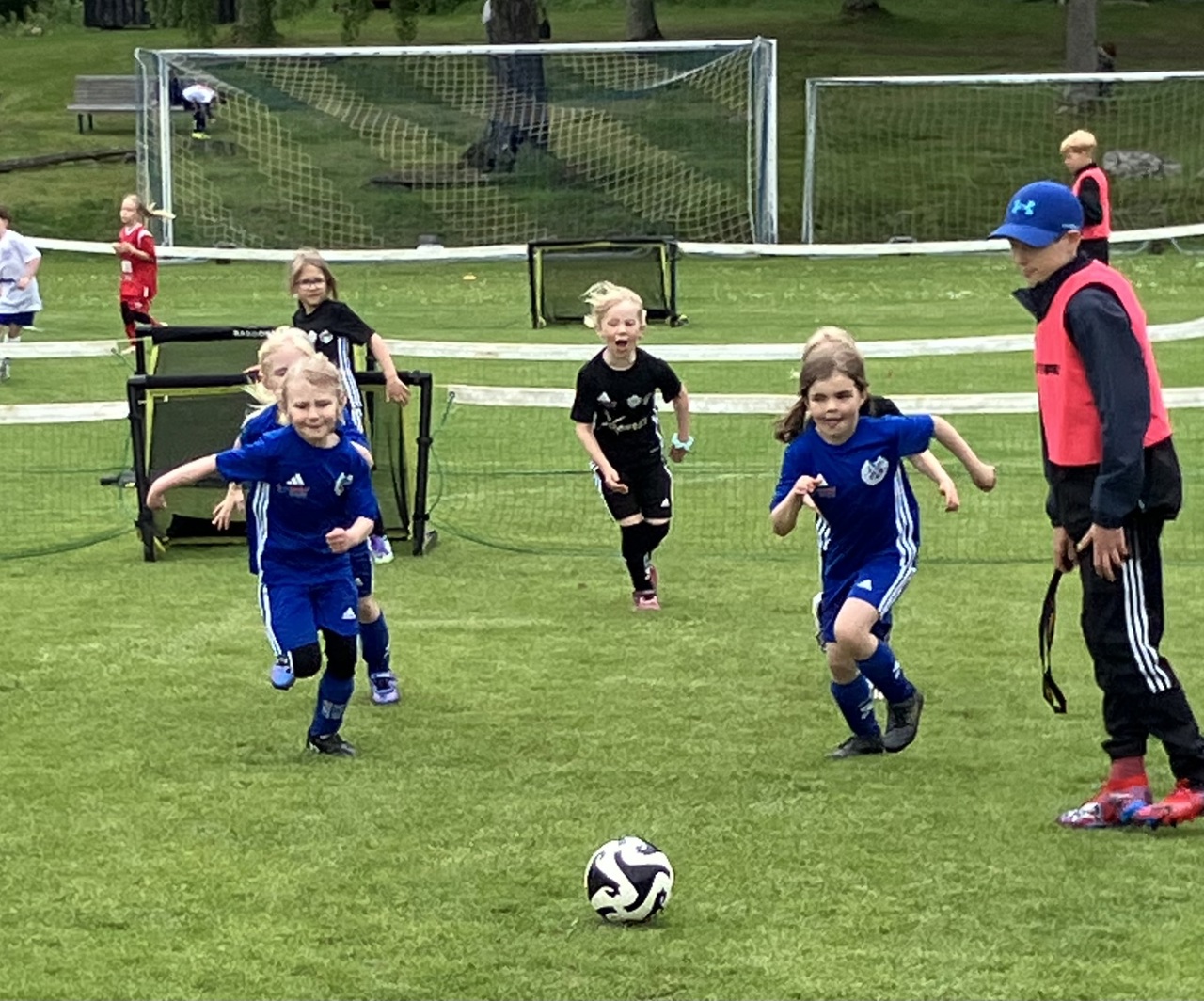 Det var full fart på Ekvallen när 6-7-åringarna avverkade matcher på löpande band. Bild: Mats Karlén