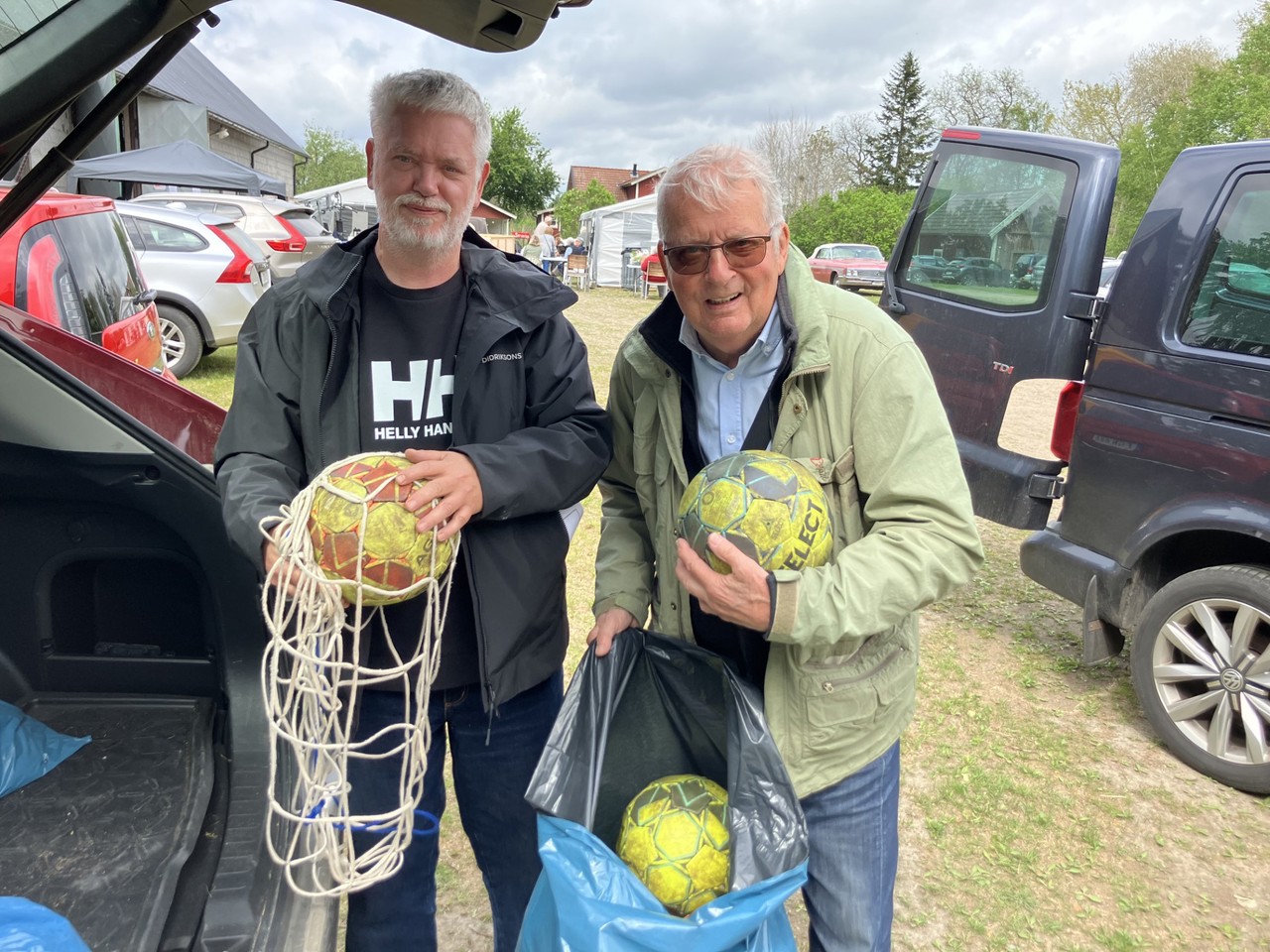Bengt-Åke Öhgren packar väl använda konstgräsbollar för Ukraina i samband med Ullene vårbasar. Till hjälp har han Peter Holm, Floby, som följer med på den kommande resan till Polen. Foto: Mats Karlén
