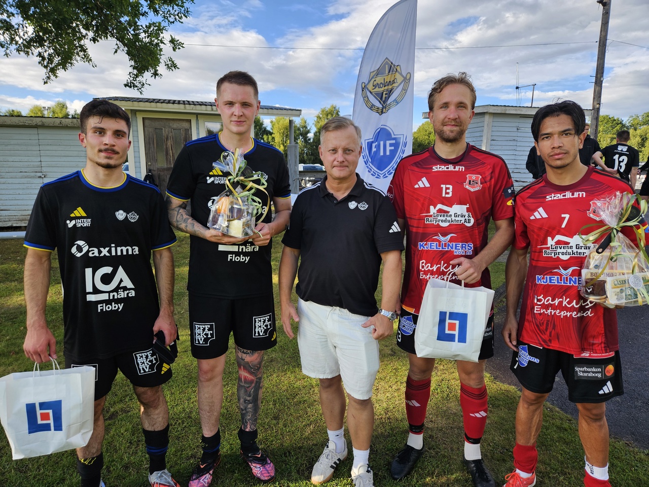 Patrik "Putta" Andersson flankeras av matchens lirare: FGIF:s Mesut Bingöl och Emil Wärn, samt Robin Larsson och Sami Meri. Spelarna fick motta priser av Gäsene Mejeri och Länsförsäkringar.