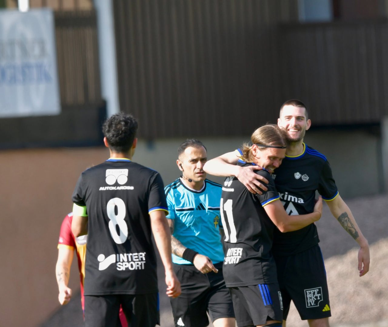 Eric Thiel kramar om målskytten Lucas Fondin. Bild: Torgny Alström