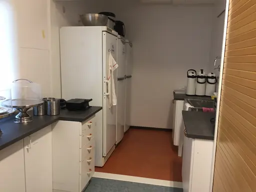 Ett härligt gäng Torgare jobbade hårt med att fixa tilli klubbstugan!