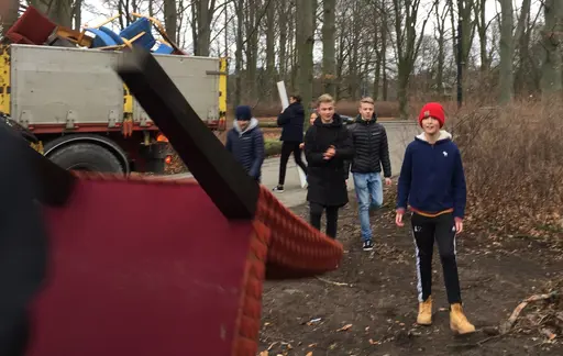 Ett härligt gäng Torgare jobbade hårt med att fixa tilli klubbstugan!