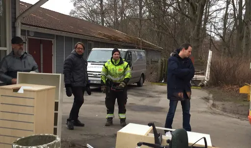 Ett härligt gäng Torgare jobbade hårt med att fixa tilli klubbstugan!