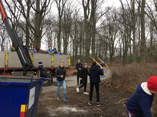 Ett härligt gäng Torgare jobbade hårt med att fixa tilli klubbstugan!