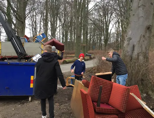 Ett härligt gäng Torgare jobbade hårt med att fixa tilli klubbstugan!