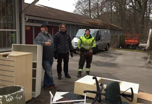 Ett härligt gäng Torgare jobbade hårt med att fixa tilli klubbstugan!
