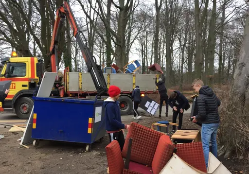 Ett härligt gäng Torgare jobbade hårt med att fixa tilli klubbstugan!