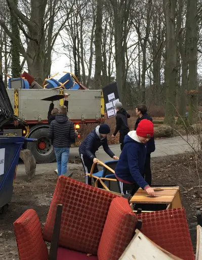 Ett härligt gäng Torgare jobbade hårt med att fixa tilli klubbstugan!