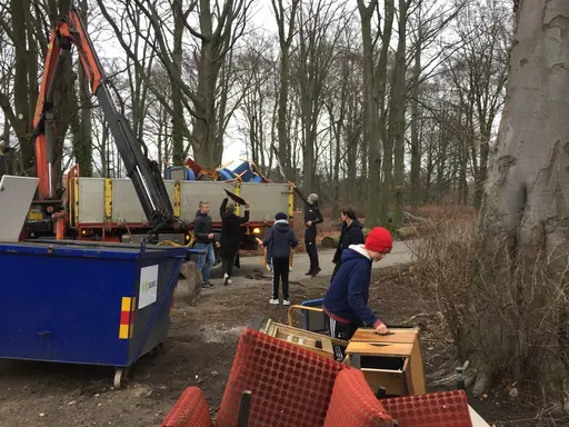 Ett härligt gäng Torgare jobbade hårt med att fixa tilli klubbstugan!