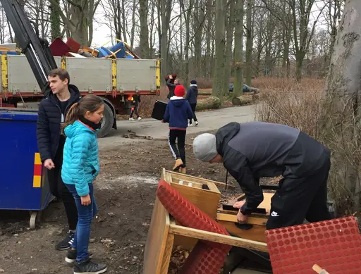 Ett härligt gäng Torgare jobbade hårt med att fixa tilli klubbstugan!