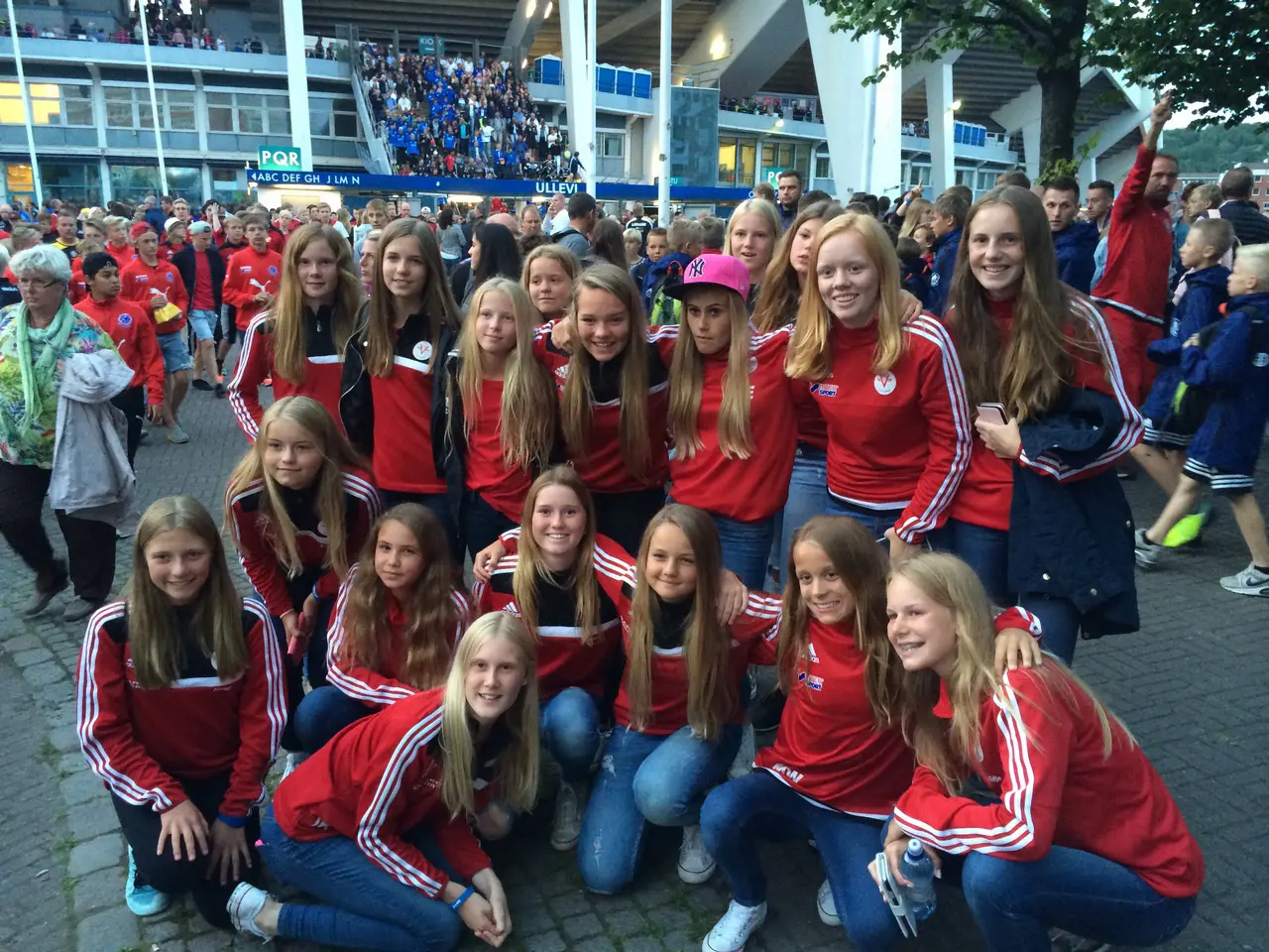 Tjejerna utanför Ullevi efter invigningen.