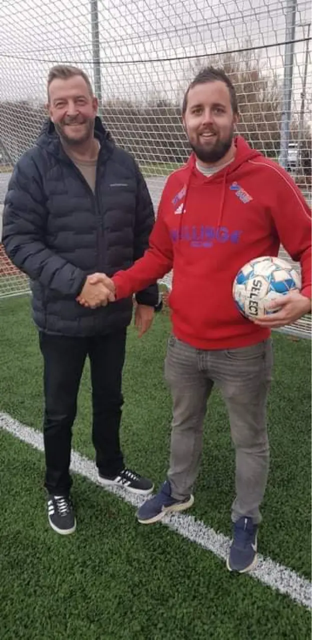 Bert Westerberg hälsar Alex Burman välkommen till Vellinge IF