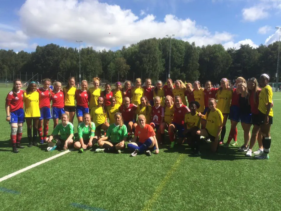 Bild tillsammans med CCL Soccer club från USA