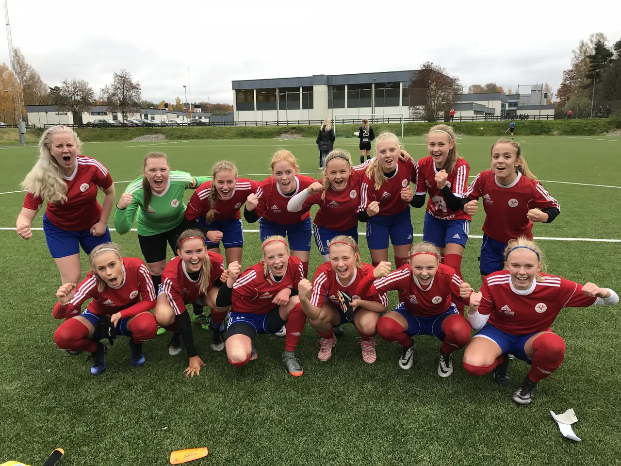 Glada tjejer efter sista matchen mot Växjö DFF