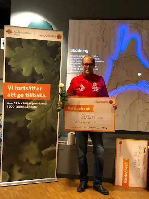 Ordförande Peter Lundgren tar emot checken