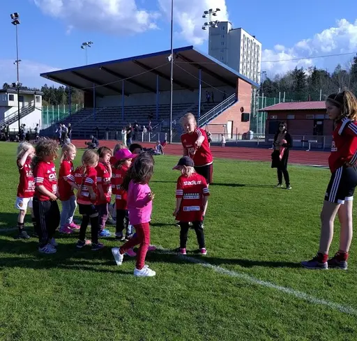 Våra 01-ledare instruerar Enskede IK:s nya 11:or