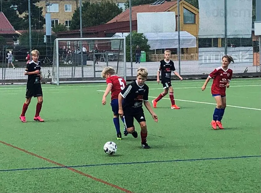 Hårde Viggo vinner en närkamp påhejad av Albin och Vidar