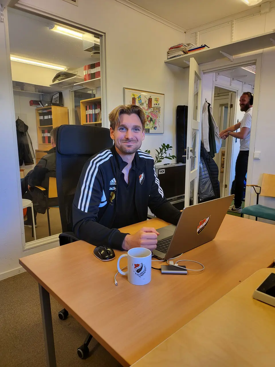 Emanuel på plats (och glad Victor i bakgrunden)
