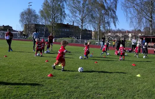 Våra 01-ledare instruerar Enskede IK:s nya 11:or