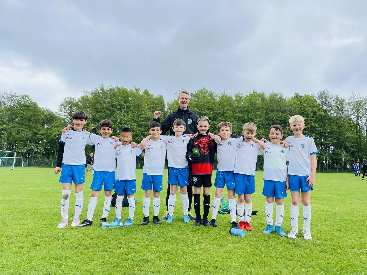 Laget från vänster: Molham Qasem, Mahmud Qasem, Mihn Duc Nguyen, Milad Nasser, Elliot Gynther, Loui Svärd, Sigge Marksell, Peps Hoff, Mohamad Ibrahem, Matheo Pedersen. Bakom laget tränare Magnus Hoff