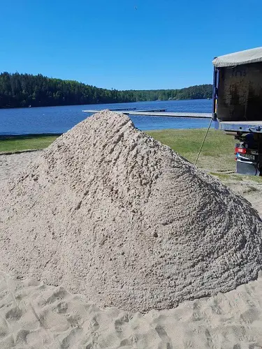44 ton sand skottades ut på banorna idag