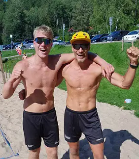 Dagens segrare: Rasmus Ling Walldén / Alfred Mjörnheim (Södertelge VBK) och Lovisa Kjellman (08 Beachvolley Club) / Nelly Sidén Dejeby (Västerås VBK)