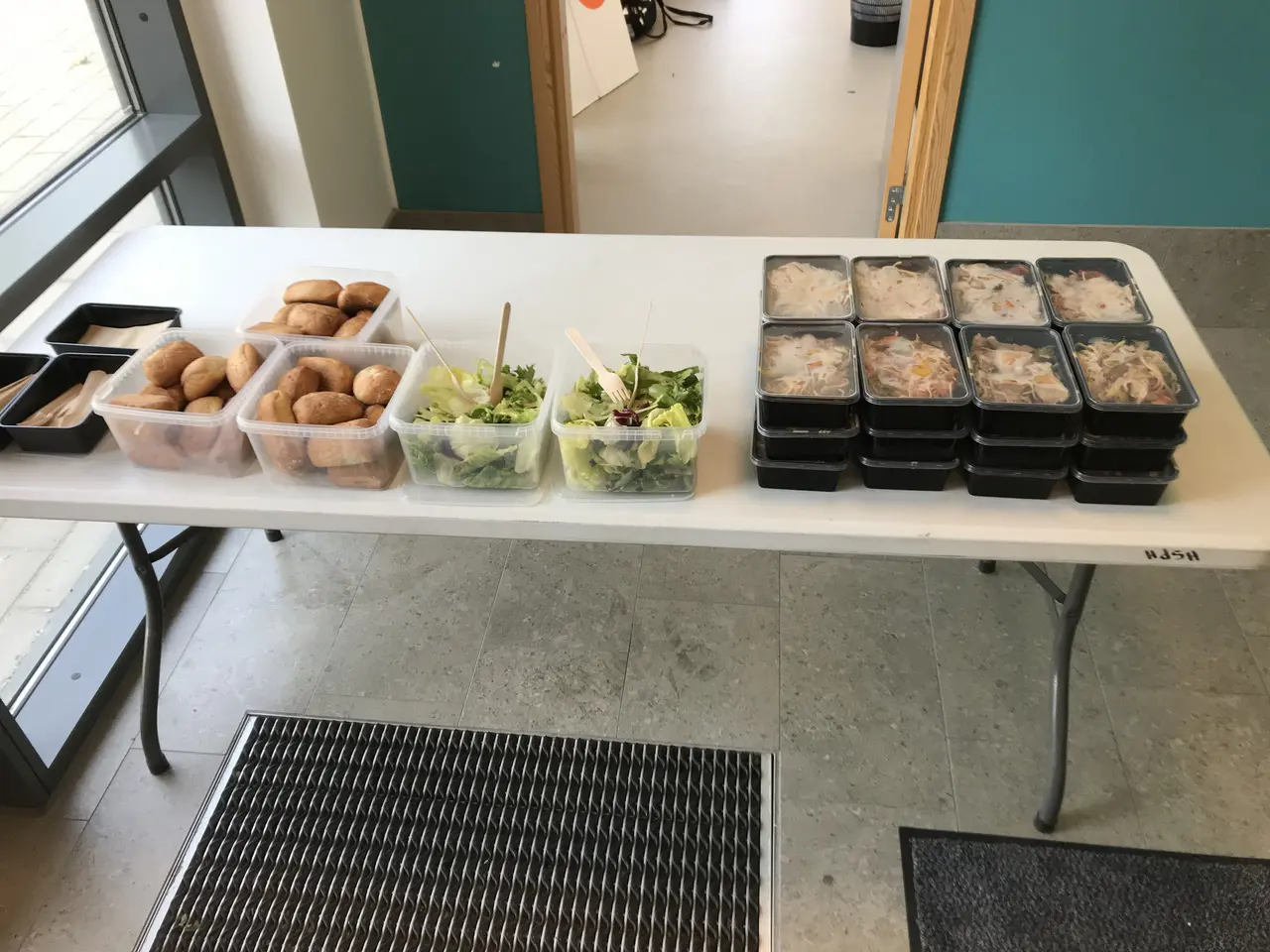 Dagens lunch: Nudelsallad, kyckling och diverse tillbehör